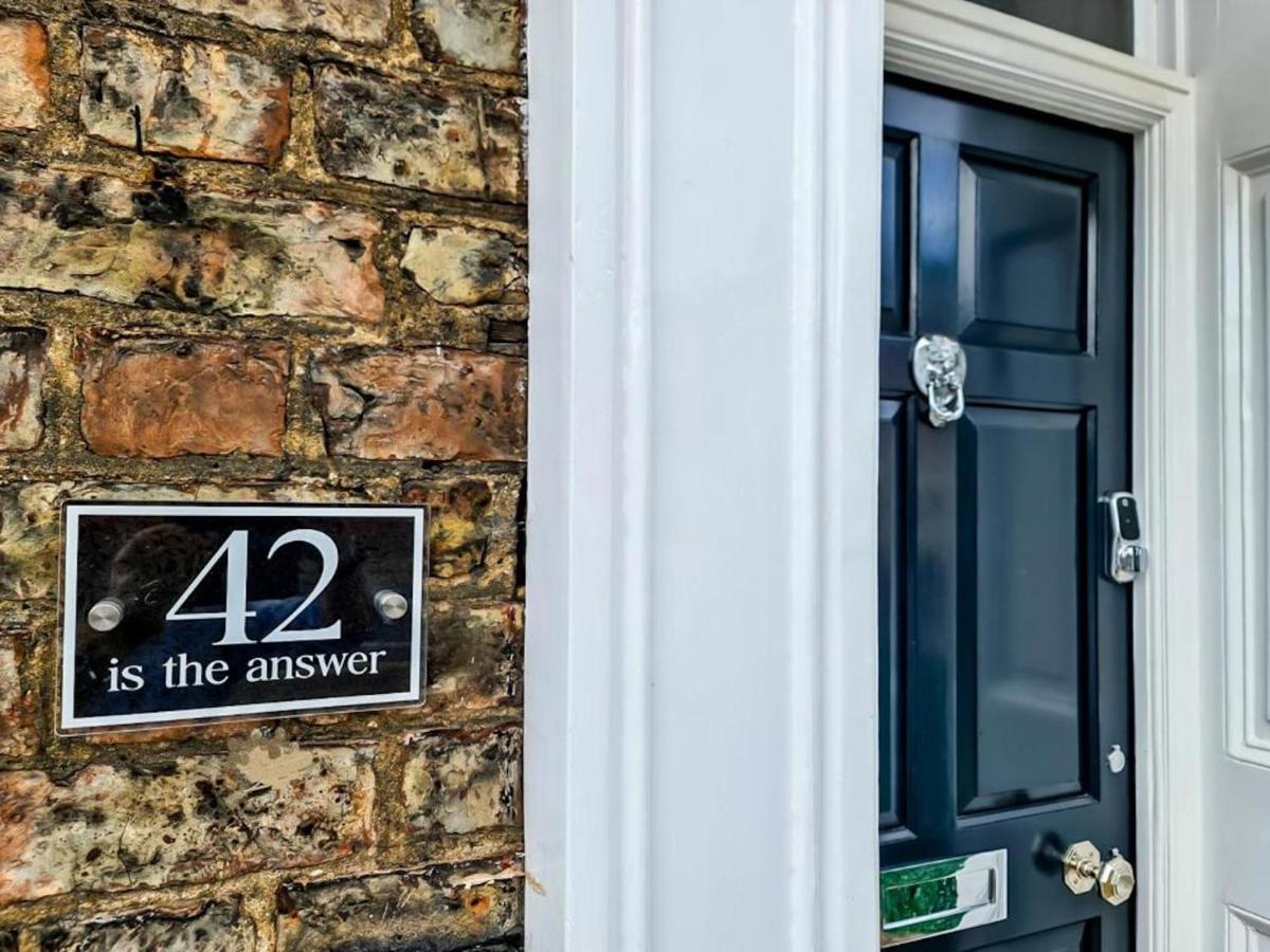 42 Is The Answer- Stunning York Townhouse Appearing On Tv Holiday Home Show Exterior photo